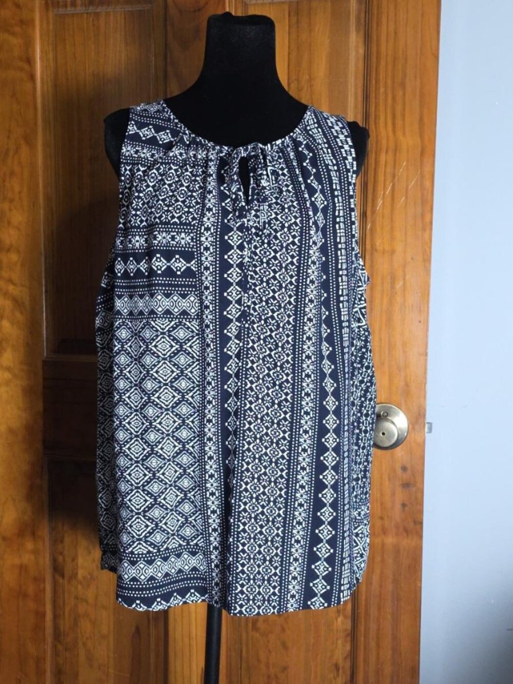 Black & White Sleeveless Top, Challis Tank, Size: Large, Brand: Sonoma